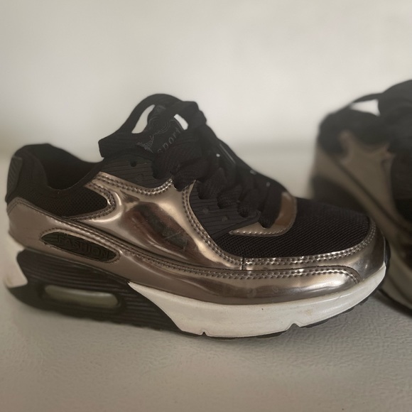 Black and silver shoes - Picture 4 of 7